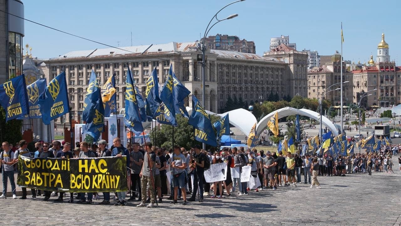 Колони Нацкорпусу в Києві (фото – Національний корпус, Telegram) У центрі Києва сталися сутички між Нацкорпусом і поліцією – відео, фото