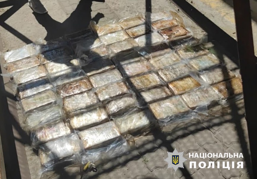 Кокаїн (Фото – Нацполіція) В одеському порту знайшли "товар" італійської мафії. У бананах був кокаїн на $10 млн – відео