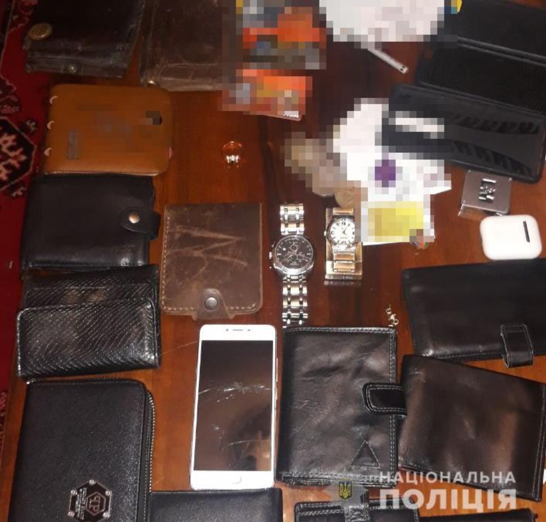 Подливали мощный препарат. В Киеве задержали ОПГ, которая нападала на людей в клубах – МВД