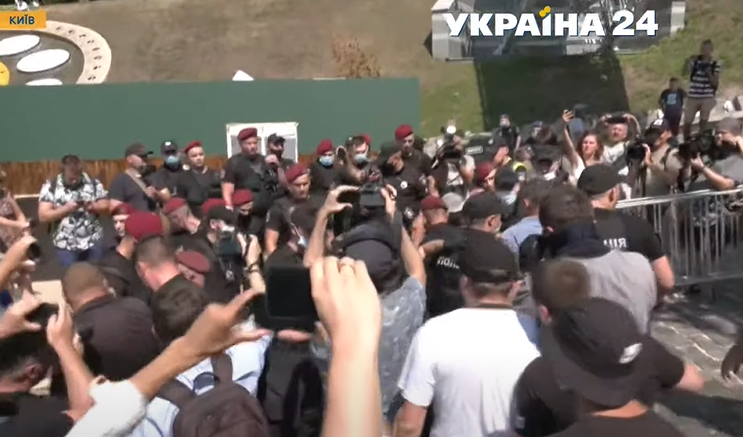 Скриншот Украина 24 На аллее Небесной Сотни установили советские декорации – произошли столкновения с полицией