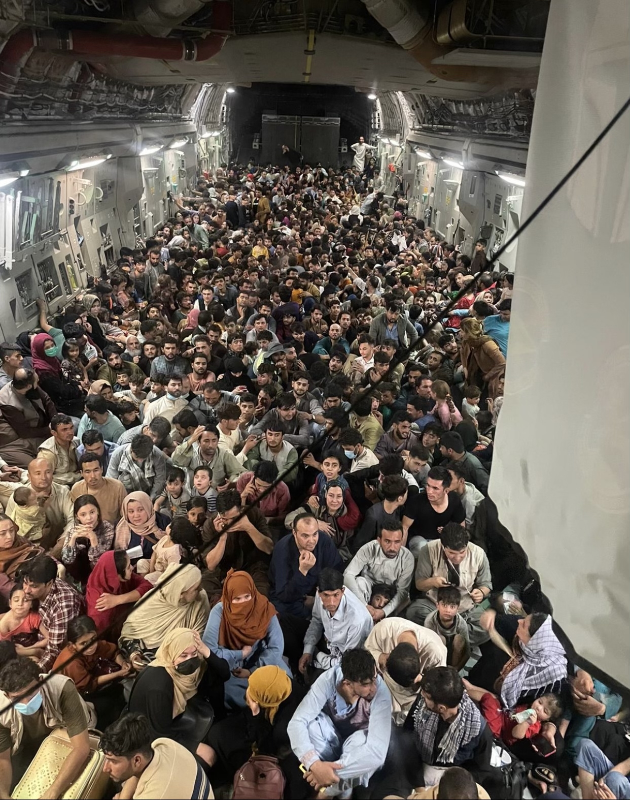 Фото: defenseone.com Самолет ВВС США вывез из Кабула 640 афганцев одним рейсом: фото