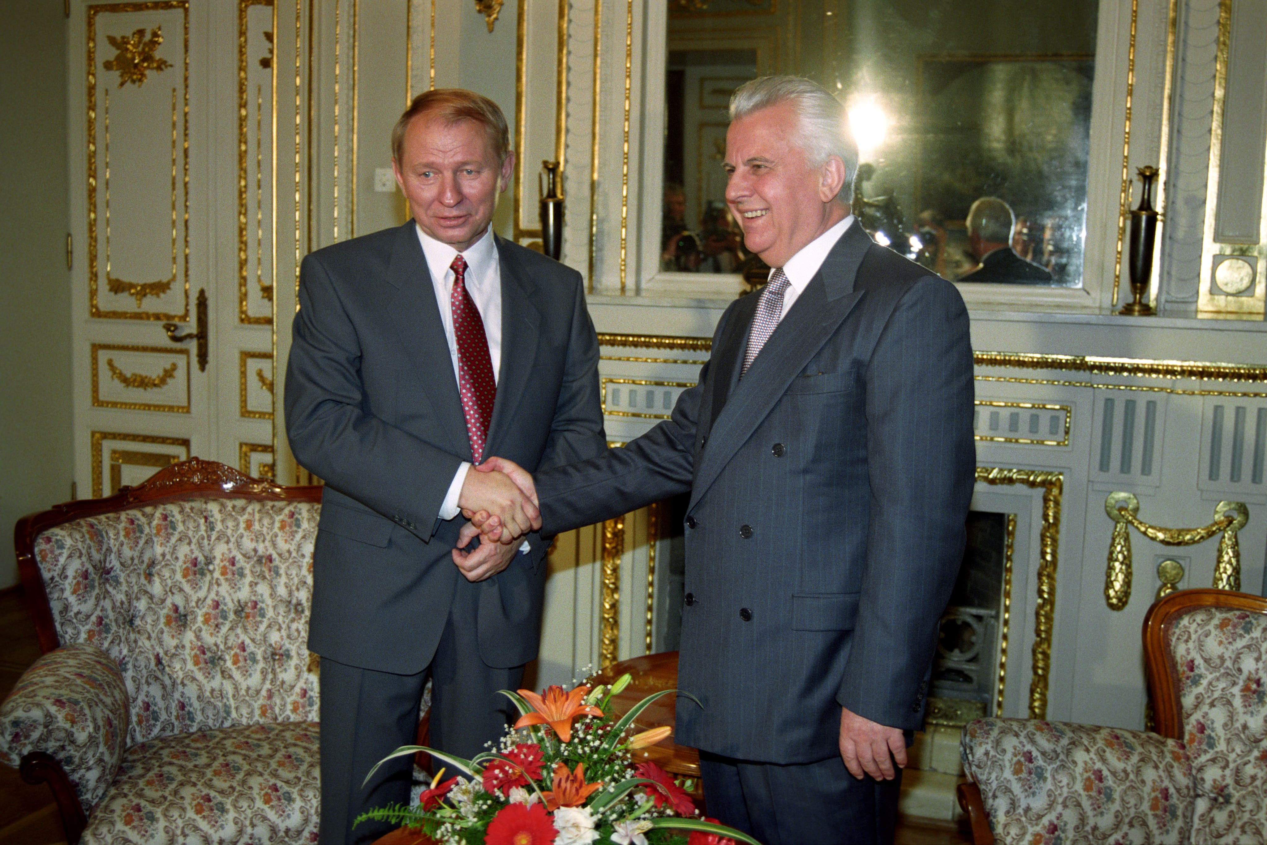 1994. Победитель президентских выборов Леонид Кучма жмет руку президенту Леониду Кравчуку (фото – Сергей Супинский/EPA)