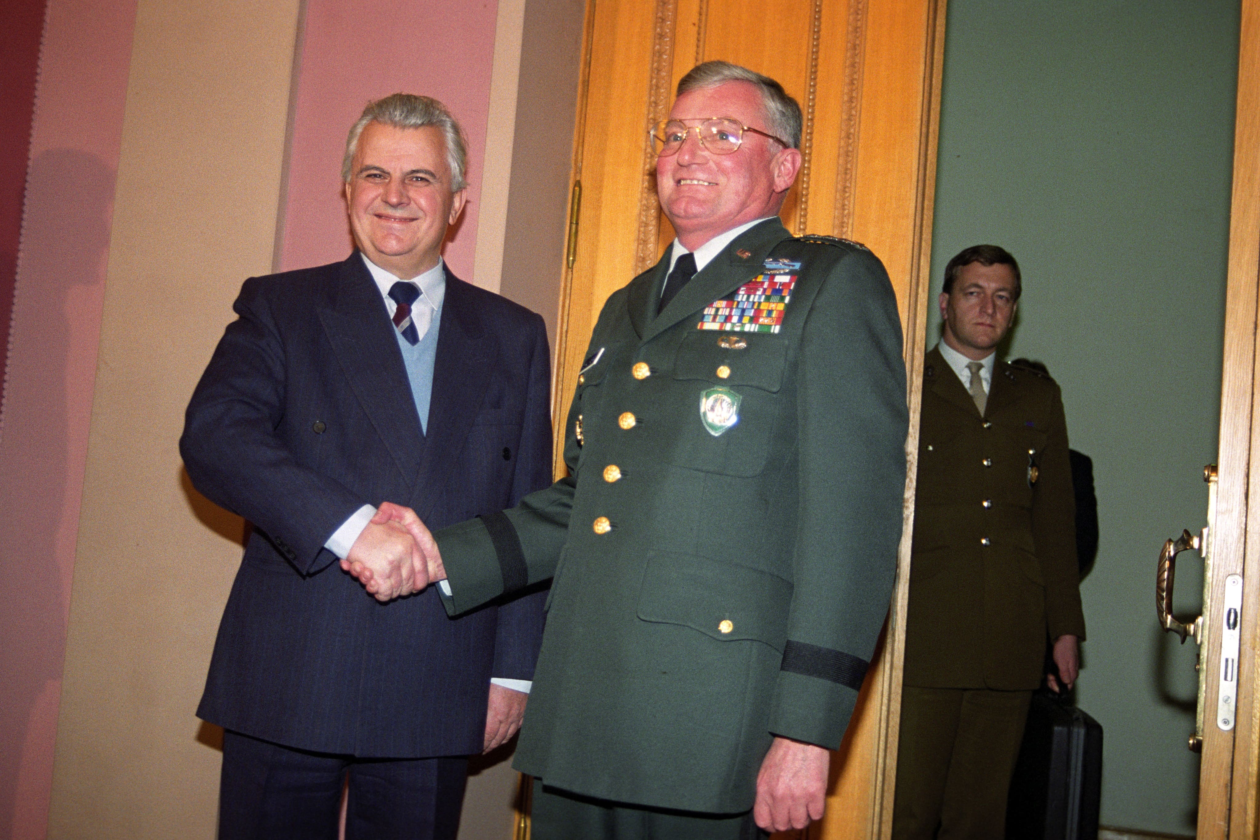 1992. Леонид Кравчук приветствует главнокомандующего силами НАТО в Европе Джона Шаликашвили в Киеве (фото – Сергей Супинский/EPA)