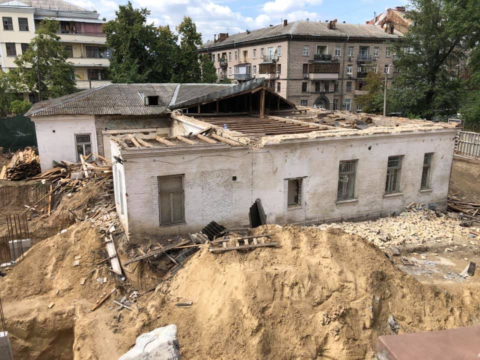 У центрі Києва зносять будинок XIX століття заради ЖК. Демонтаж забороняв Мінкульт: фото, відео