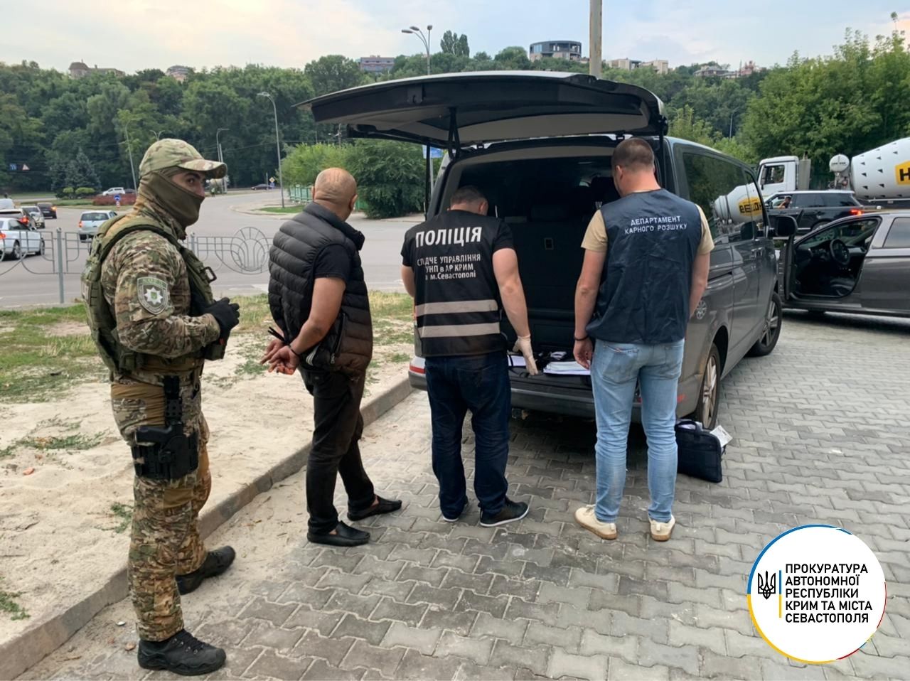 В Украину через Крым пытались переправить около $1 млн. фальшивых долларов (ФОТО) 3 В Украину через Крым пытались переправить около $1 млн. фальшивых долларов (ФОТО) 2