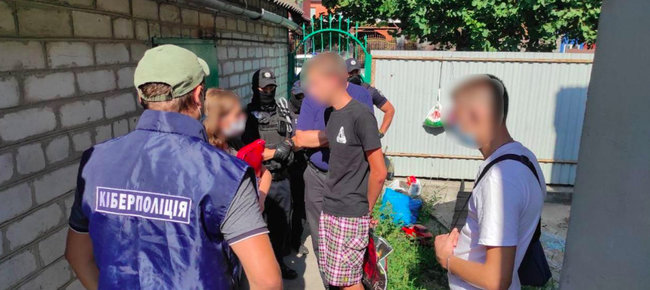 Фото: киберполиция В Харьковской области мошенники из СИЗО украли 18 млн грн с банковских карт: фото, видео