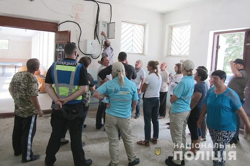Фото: hm.npu.gov.ua Жители села в Хмельницкой области хотели повалить вышку мобильной связи: фото