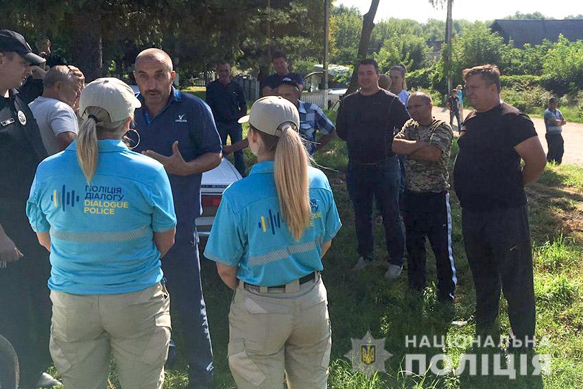 Фото: hm.npu.gov.ua Жители села в Хмельницкой области хотели повалить вышку мобильной связи: фото