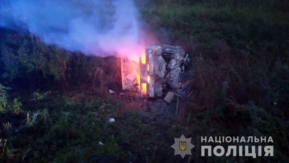 Место ДТП (Фото – Нацполиция) ДТП в Запорожской области: в авто сгорели пять человек, трое из них – дети