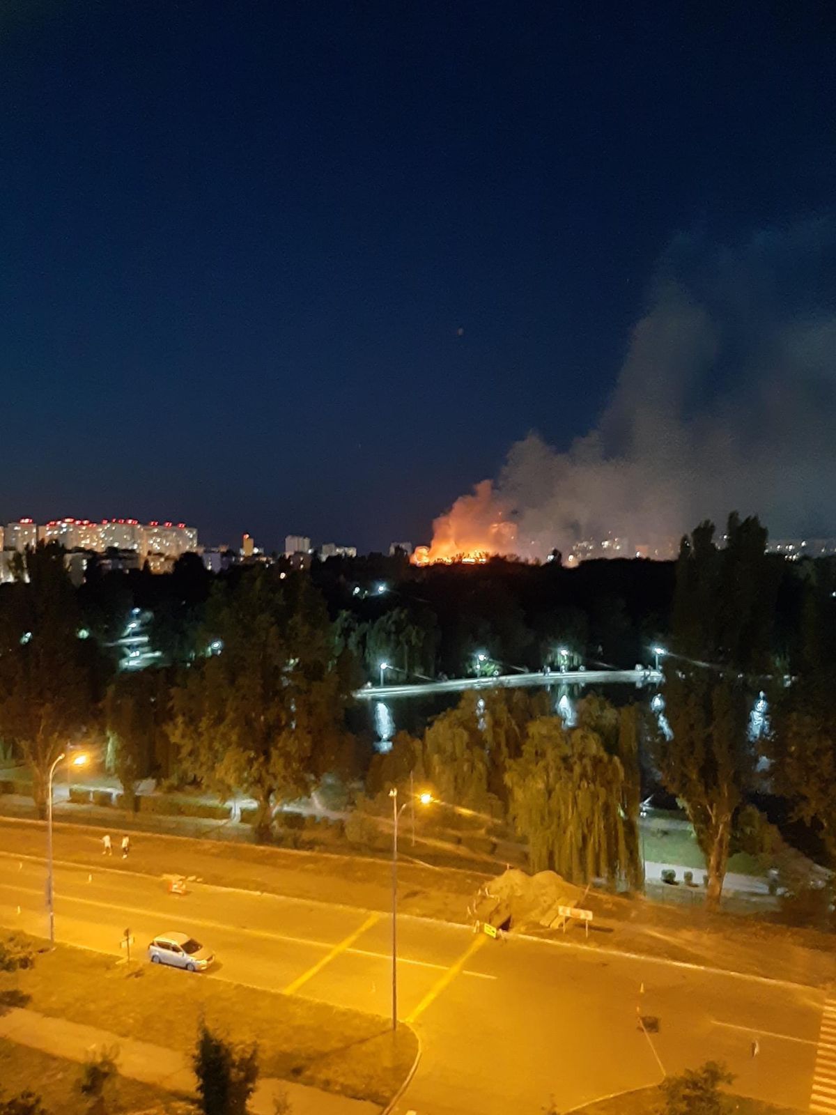 Фото: ГСЧС В Броварах Киевской области горит пятиэтажный жилой дом: фото, видео