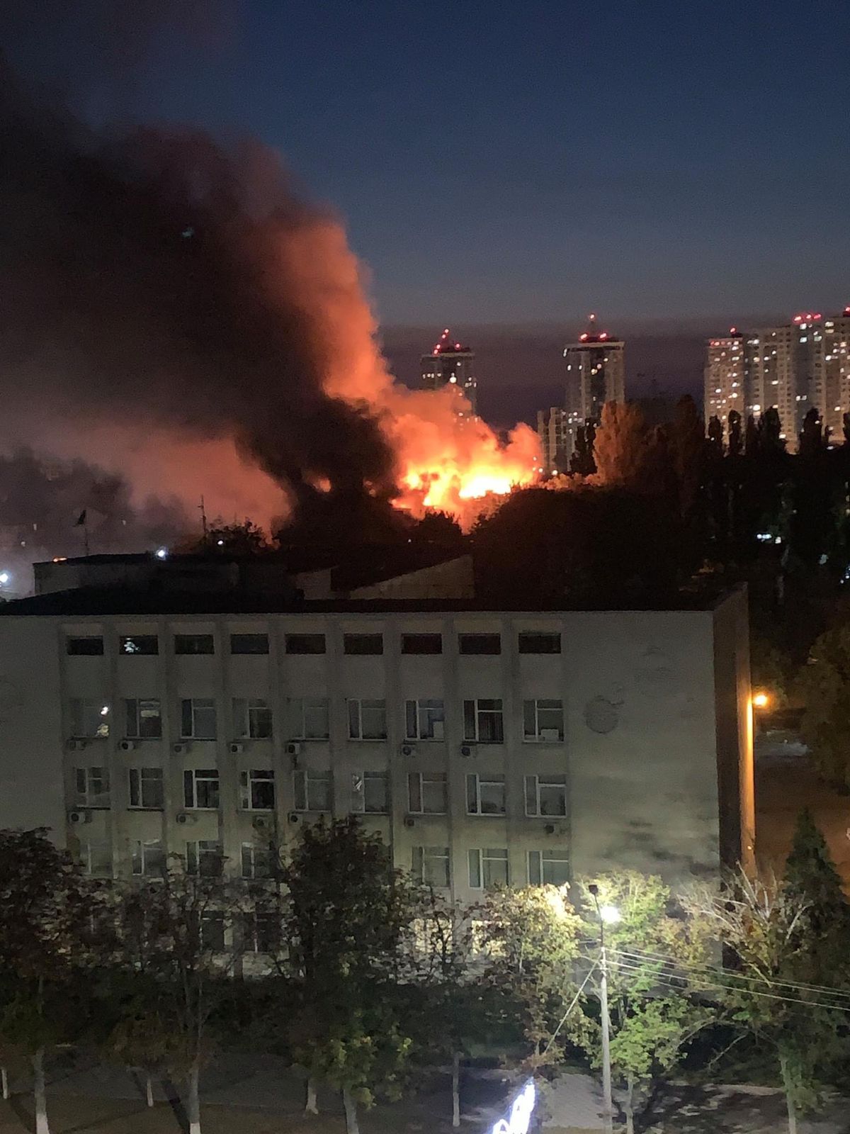 Фото: ГСЧС В Броварах Киевской области горит пятиэтажный жилой дом: фото, видео