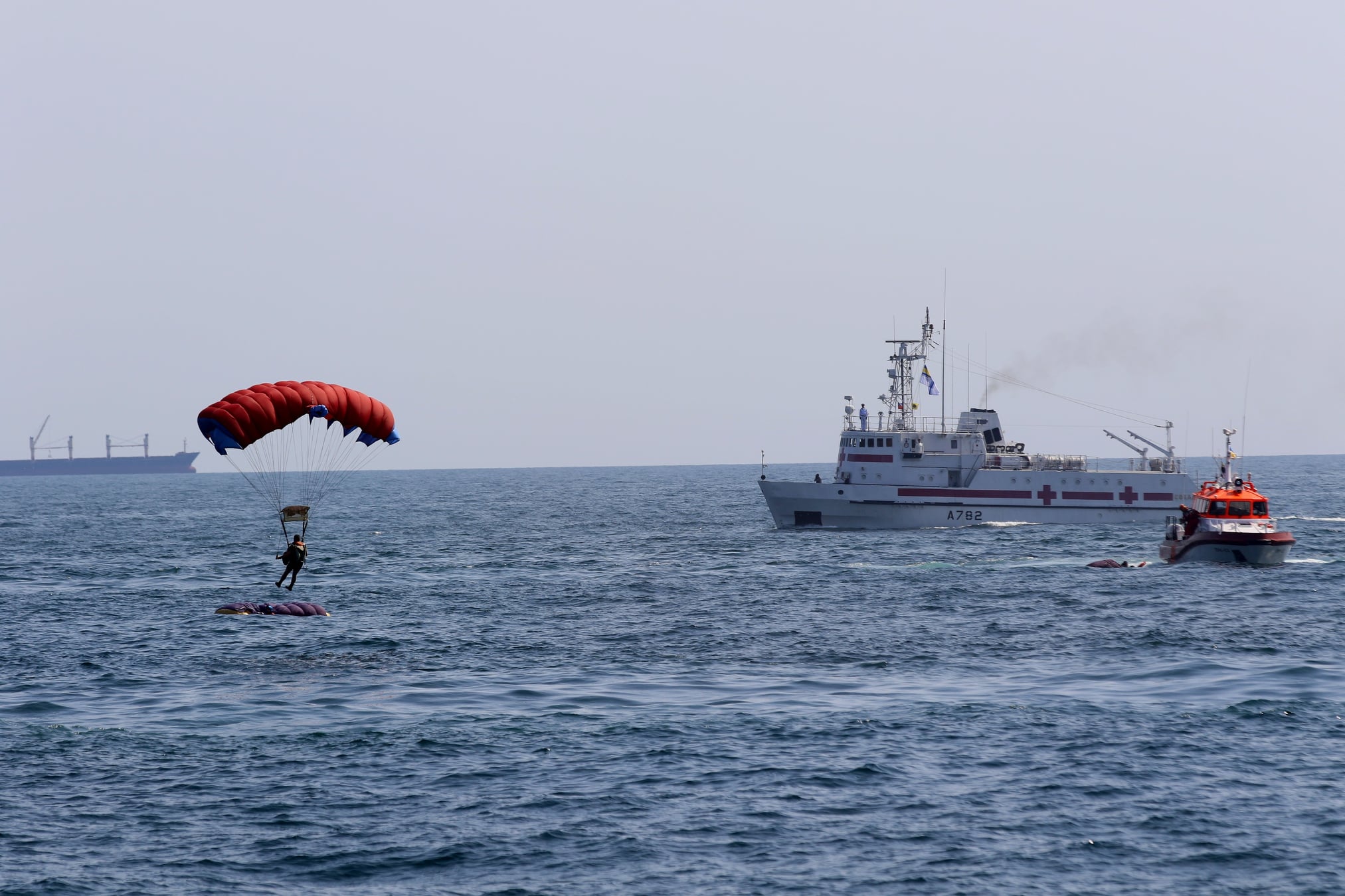 Фото: facebook.com/navy.mil.gov.ua ВМС взяли участь у морському параді в Одесі і вперше – на Дніпрі в Києві: фото, відео