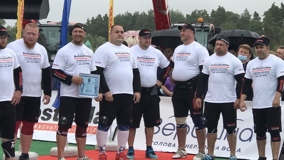 Це рекорд світу. Вісьмом українським силачам вдалося перетягнути "Мрію" на понад 4 метри
