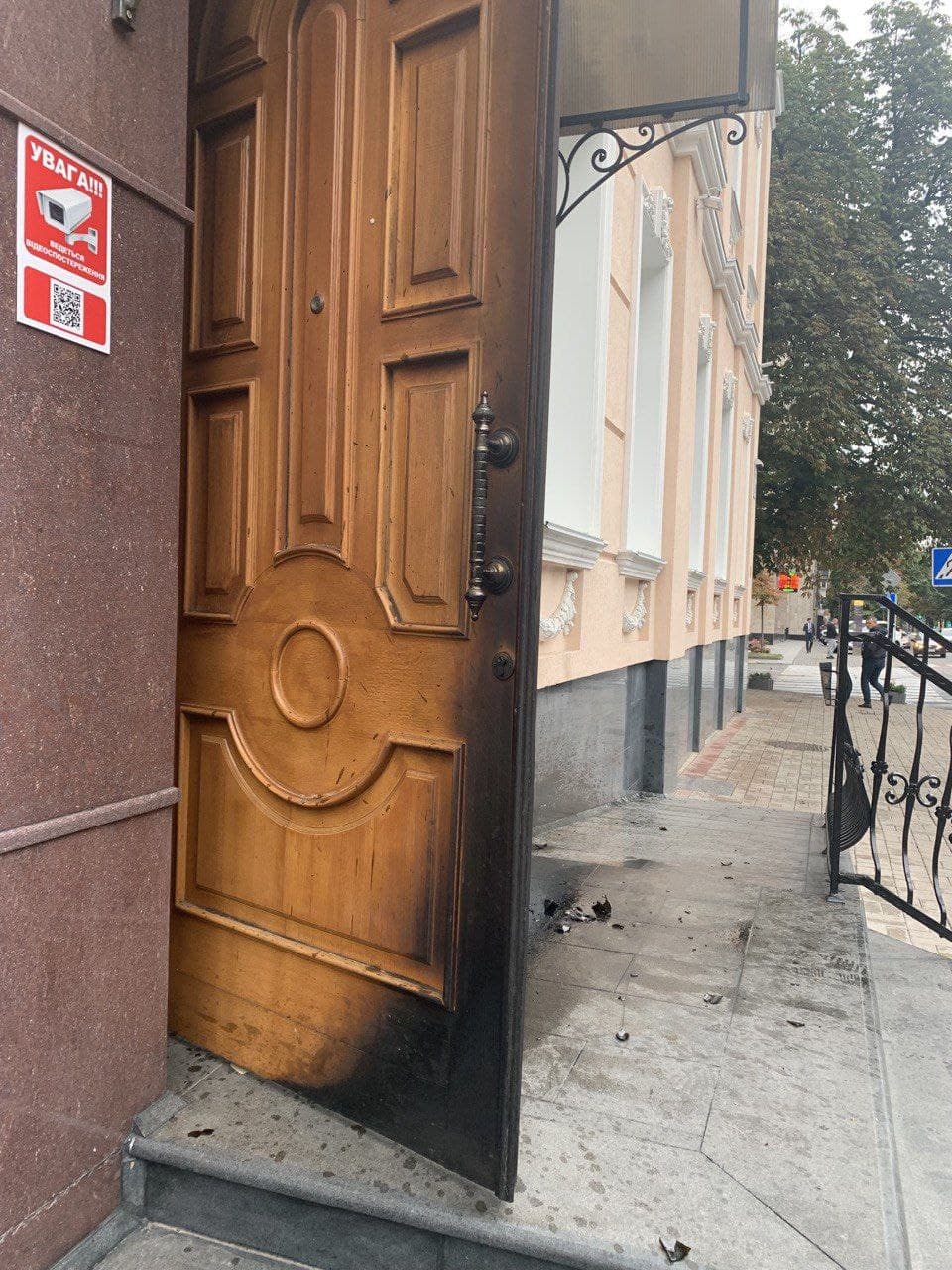 Двери в Офисе омбудсмена после поджога (фото – Людмила Денісова, Telegram) У будівлі Офісу омбудсмена і Верховного суду кинули пляшки із запальною сумішшю – відео
