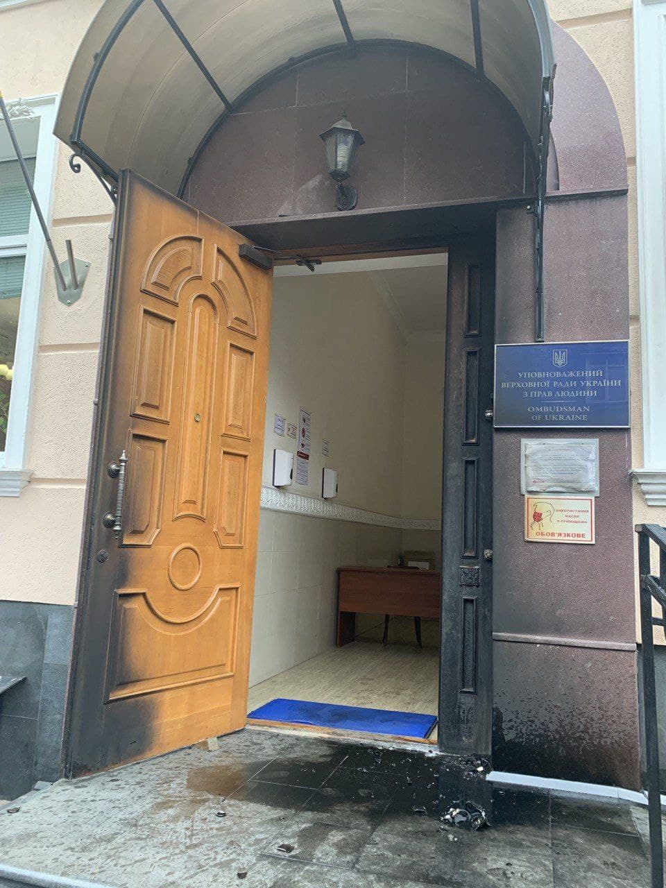 Двери в Офисе омбудсмена после поджога (фото – Людмила Денісова, Telegram) У будівлі Офісу омбудсмена і Верховного суду кинули пляшки із запальною сумішшю – відео