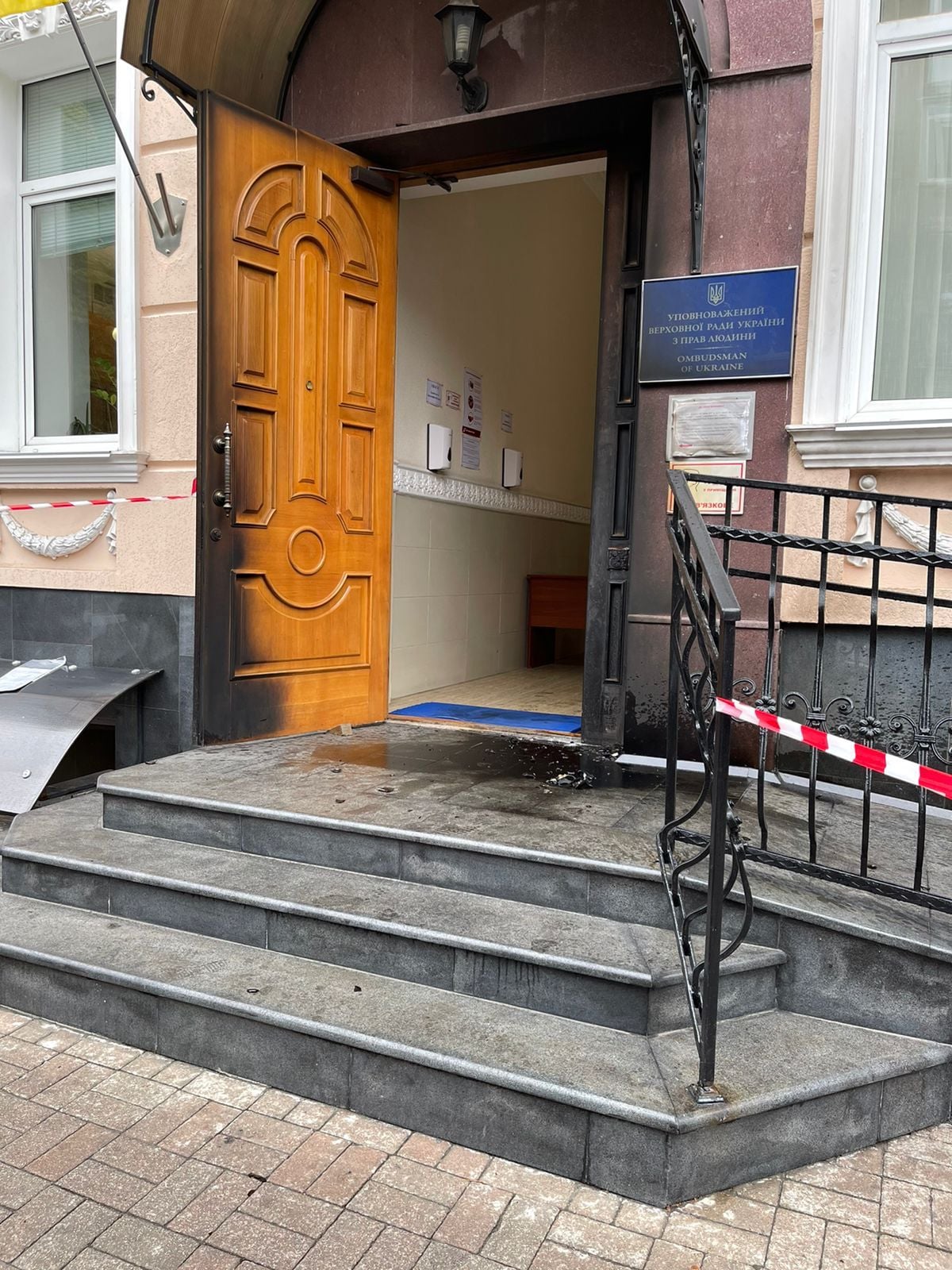 Поджог админзданий в центре Киева (фото – Київська міська прокуратура) У будівлі Офісу омбудсмена і Верховного суду кинули пляшки із запальною сумішшю – відео