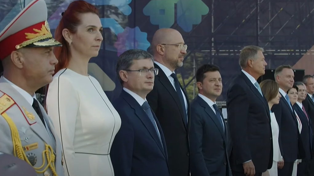 Владимир Зеленский на параде в Кишиневе (скриншот видео NewsMaker).jpg Літак Зеленського не міг приземлитися в Кишиневі. Туман перечекали в Одесі