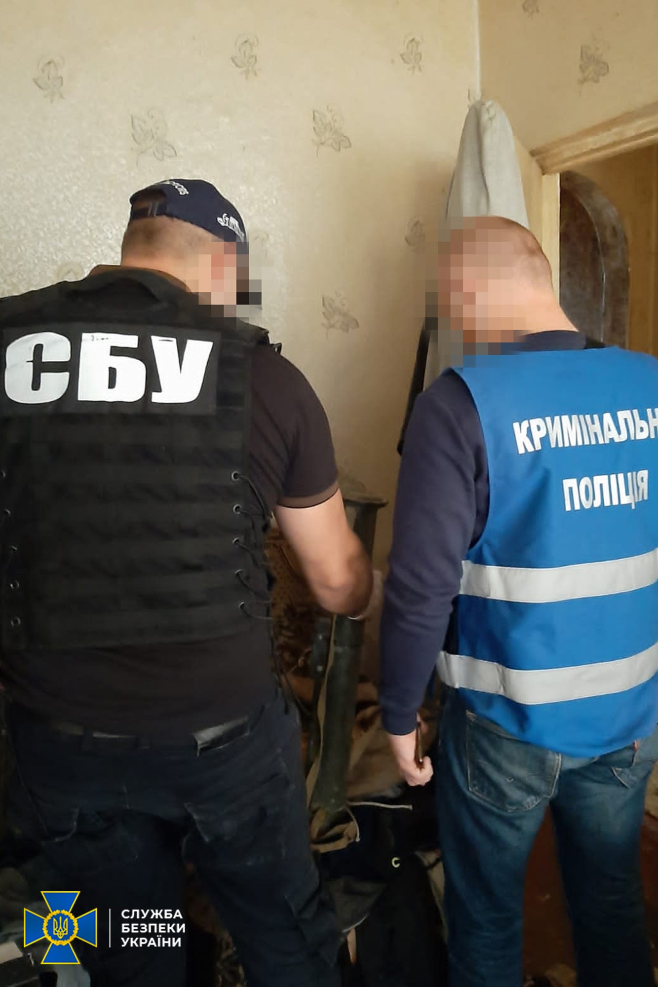 Схованку з боєприпасами і зброєю в центрі Кропивницького (фото – СБУ) СБУ знайшла схрон зі зброєю та боєприпасами в центрі Кропивницького – фото
