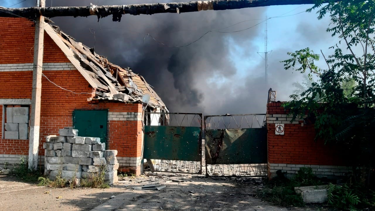 Оккупанты обстреляли Авдеевку: ранен военный, ограничено движение поездов – фото, видео