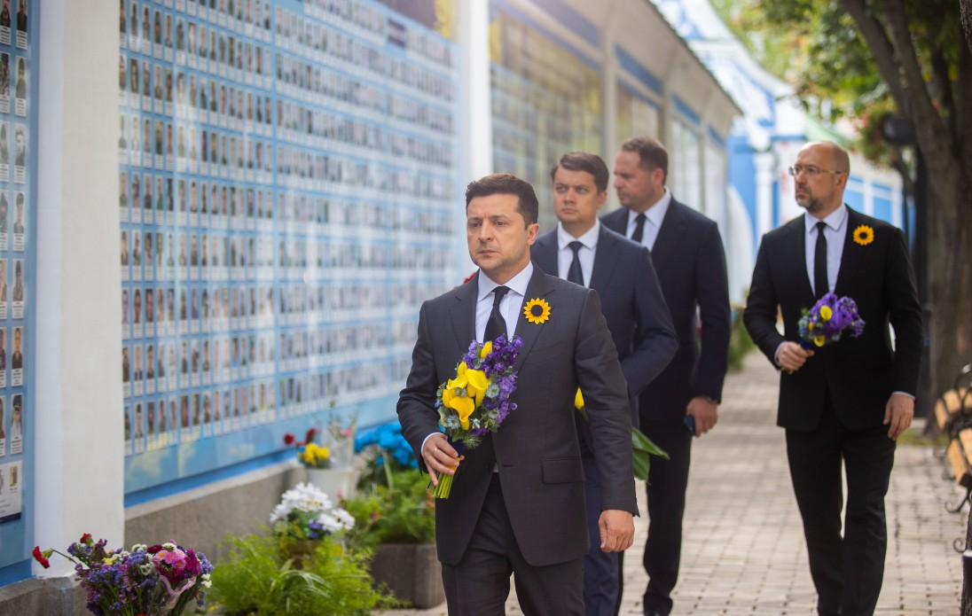 Володимир Зеленський, Дмитро Разумков, Денис Шмигаль і Андрій Єрмак (фото – пресслужба ОП) Сьогодні – День пам'яті захисників України і сьома річниця Іловайської трагедії