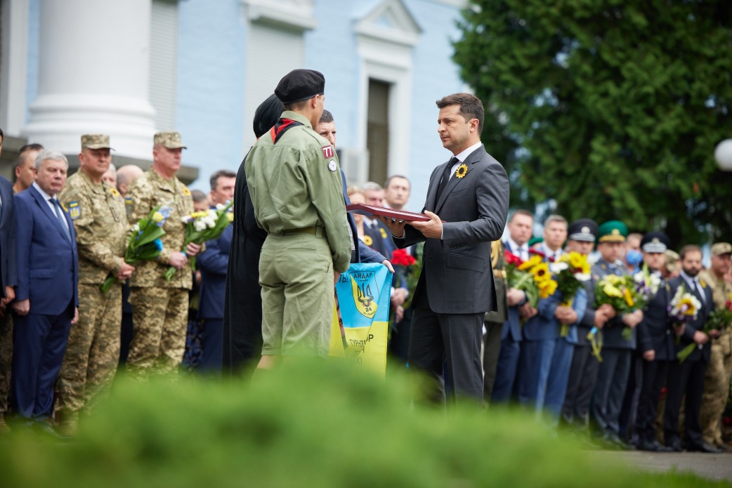 Награждение в День памяти защитников Украины (фото – пресс-служба ОП) Зеленский посмертно удостоил звания Герой Украины добровольцев Правого сектора и Айдара