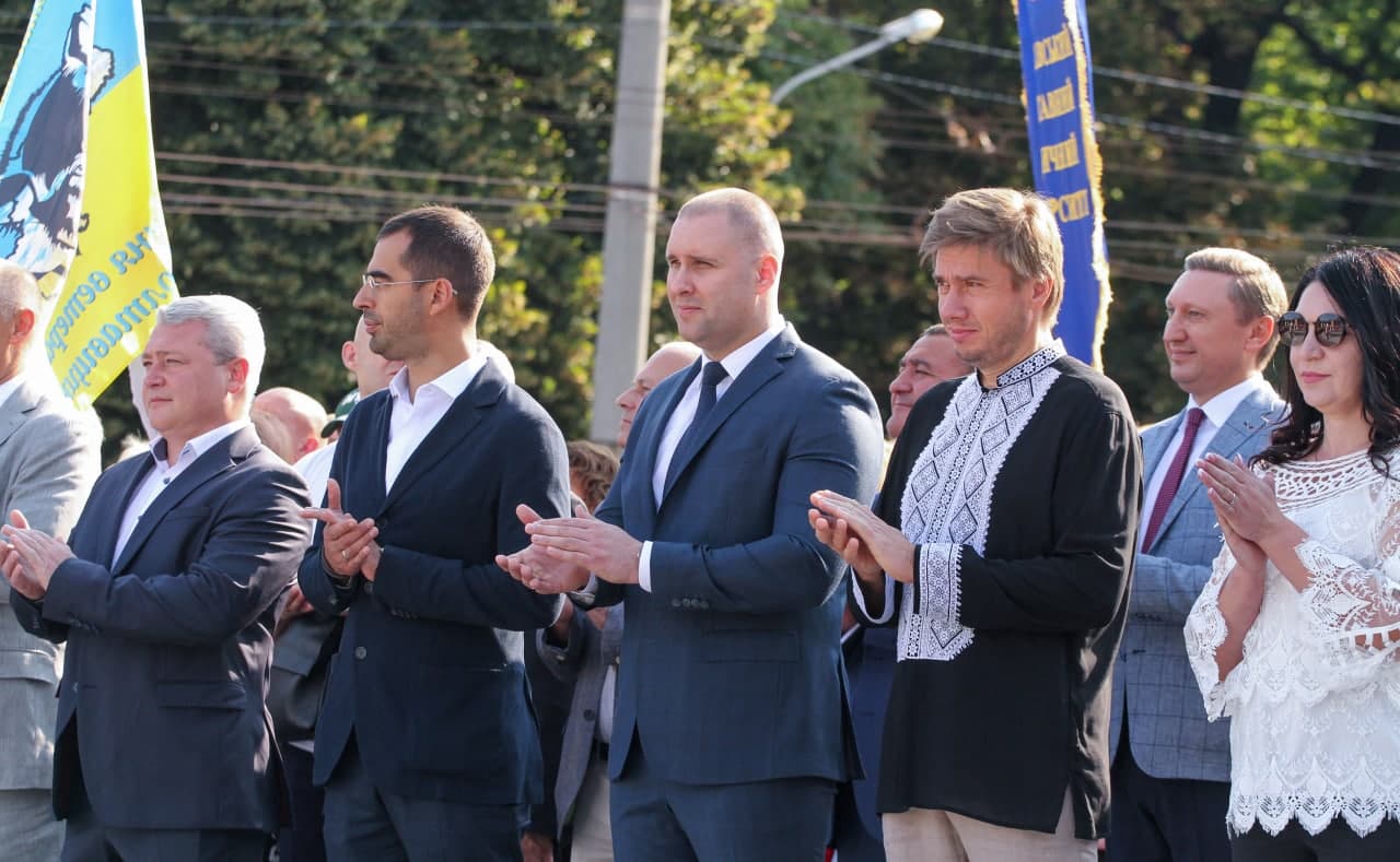 Александр Трухин (второй слева) на церемонии поднятия государственного флага в Полтаве утром 23 августа (фото – пресс-служба Полтавской ОГА)