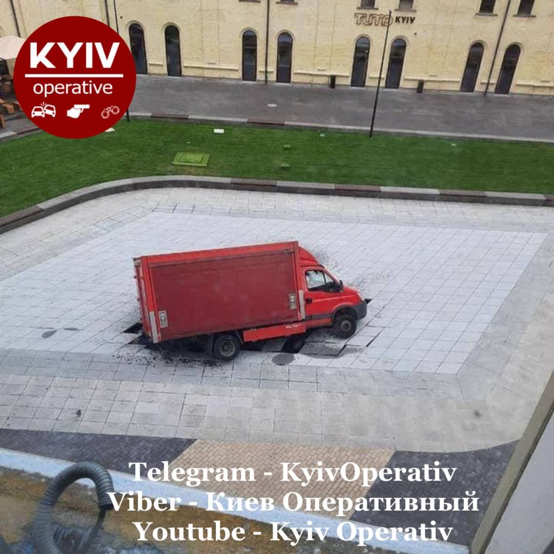 В Киеве грузовик провалился в фонтан на Арсенальной. Его только вчера открыли: фото, видео