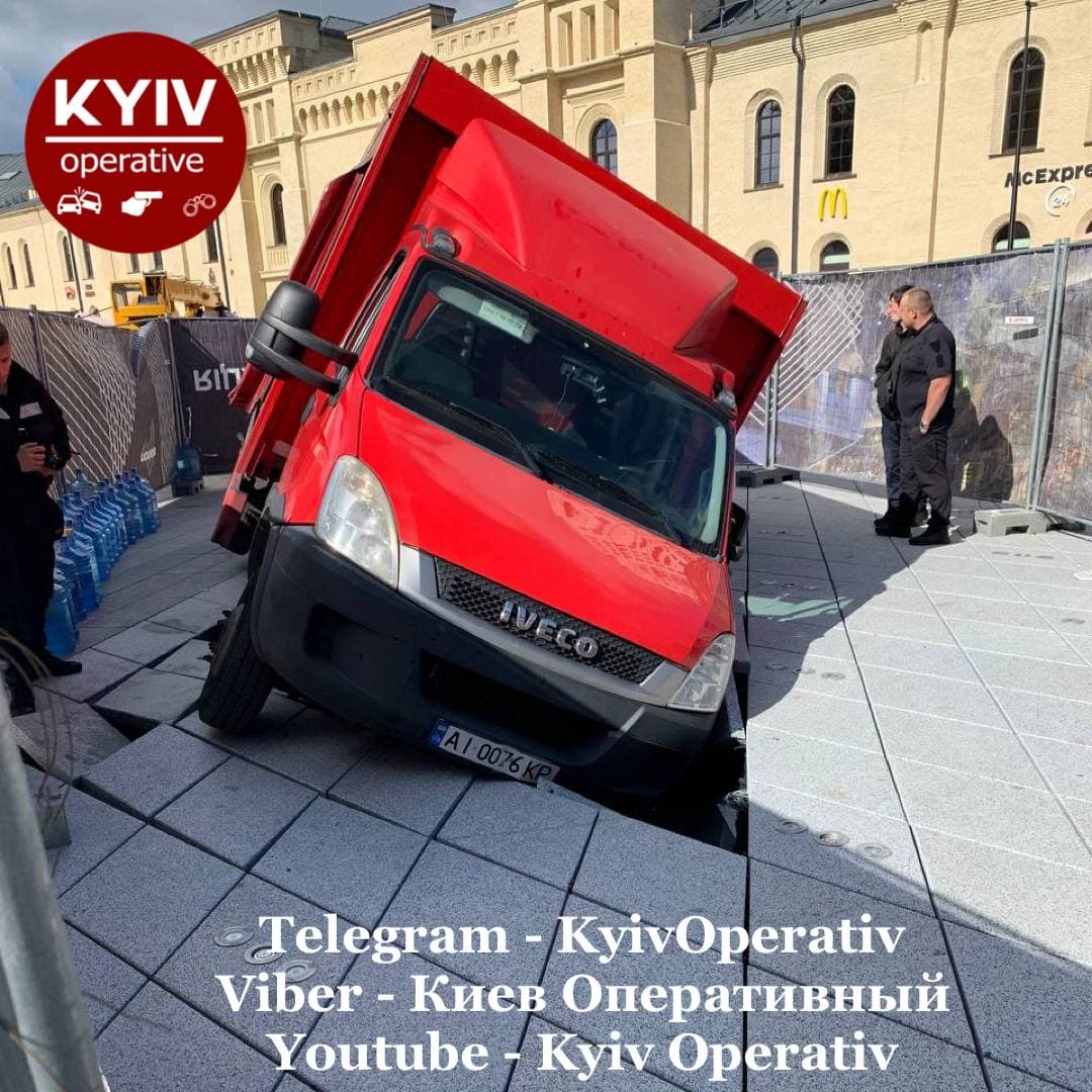 Инцидент с грузовиком и фонтаном на Арсенальной, Киев (фото – Киев оперативный, Telegram) В Киеве грузовик провалился в фонтан на Арсенальной. Его только вчера открыли: фото, видео