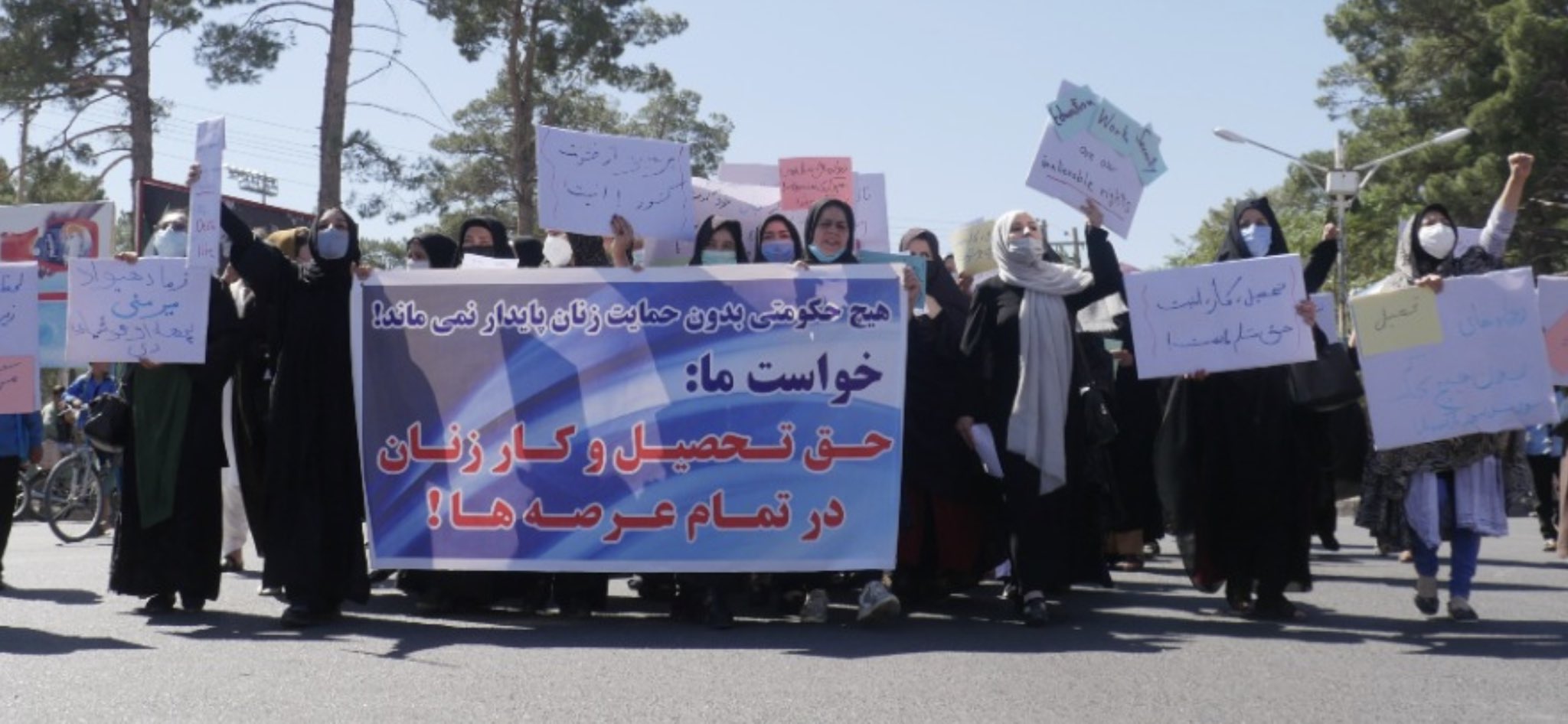 В Афганистане женщины решились выйти на акцию за свои права: фото, видео