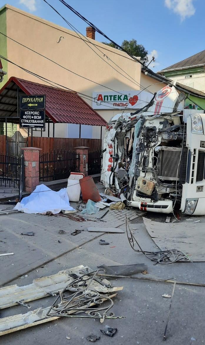 Фото: facebook.com/MVS.LVIV Во Львовской области грузовик въехал в магазин, погибли четыре человека: фото, видео