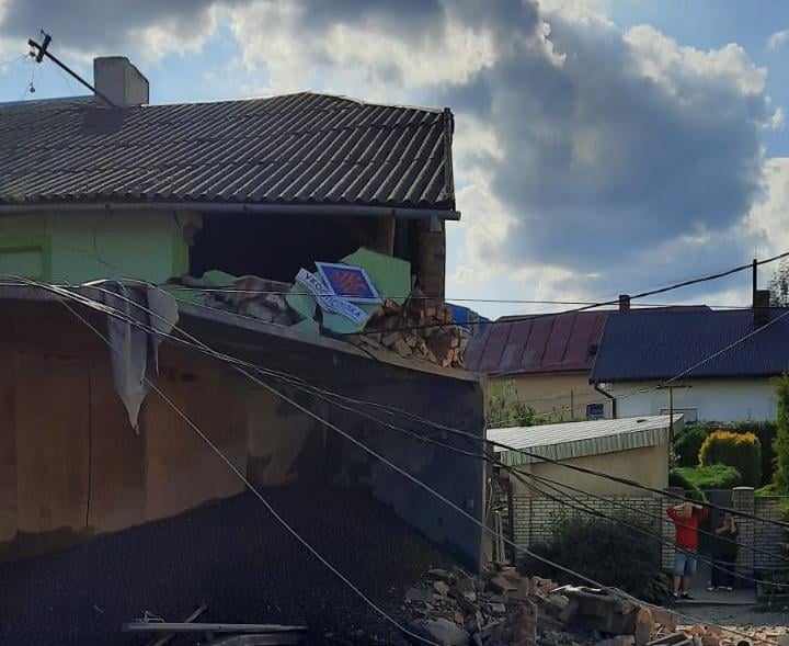 Фото: facebook.com/MVS.LVIV Во Львовской области грузовик въехал в магазин, погибли четыре человека: фото, видео