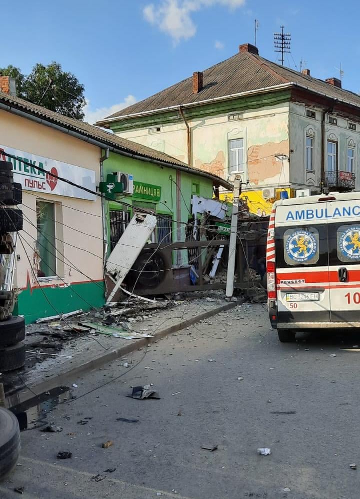 Фото: facebook.com/MVS.LVIV Во Львовской области грузовик въехал в магазин, погибли четыре человека: фото, видео