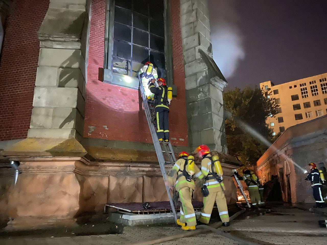 Фото: facebook.com/DSNSKyiv В Киеве горел костел святого Николая: видео