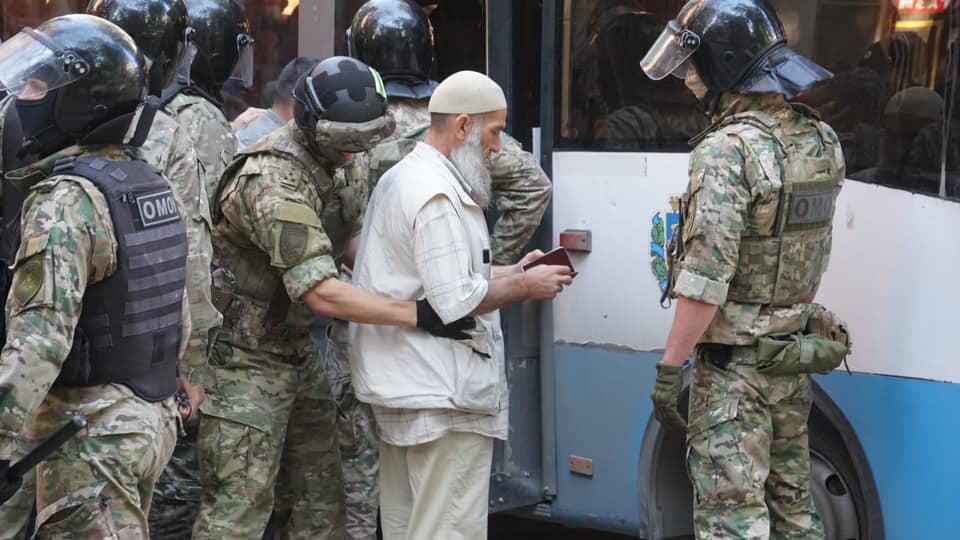 Сімферополь 4 вересня (Фото – Кримська солідарність) Свавілля в Криму. Окупанти набивають кримськими татарами автобуси і вивозять: відео