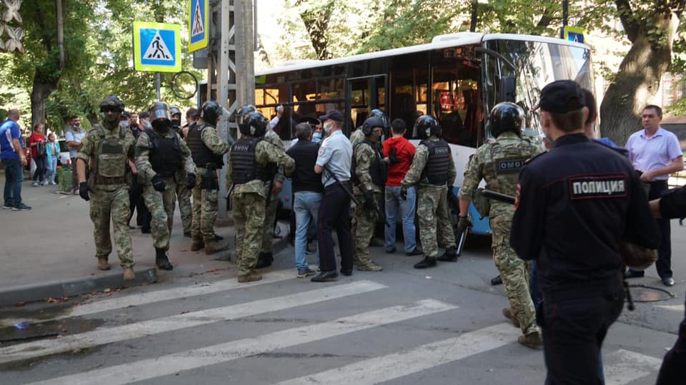 Окупанти в Криму (Фото – Кримська солідарність) Свавілля в Криму. Окупанти набивають кримськими татарами автобуси і вивозять: відео