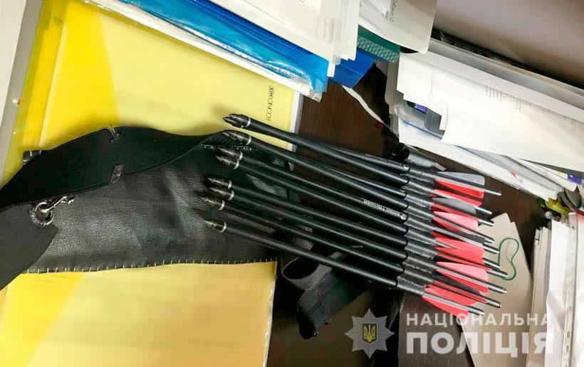 Стрельба из арбалета в школе Полтавы (фото – полиция) В Полтаве женщина устроила стрельбу из арбалета в школе: ранены два учителя