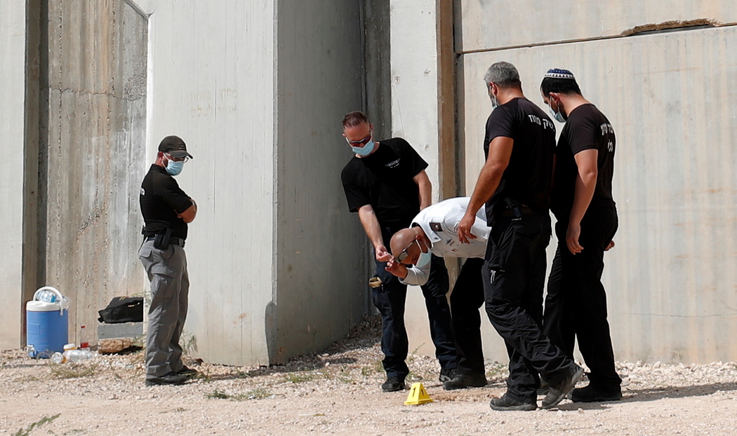 Охрана заглядывает в дыру, через которую сбежавшие заключенные выбрались за стены тюрьмы (Фото: Atef Safadi/ЕРА)