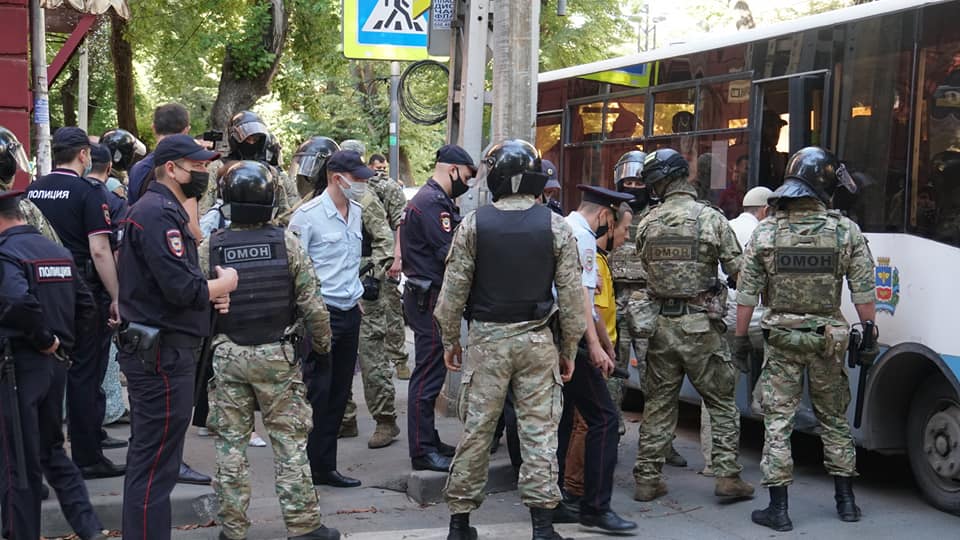 "С мешком на голове". Как Россия мстит за Крымскую платформу: ФСБ похищает крымских татар