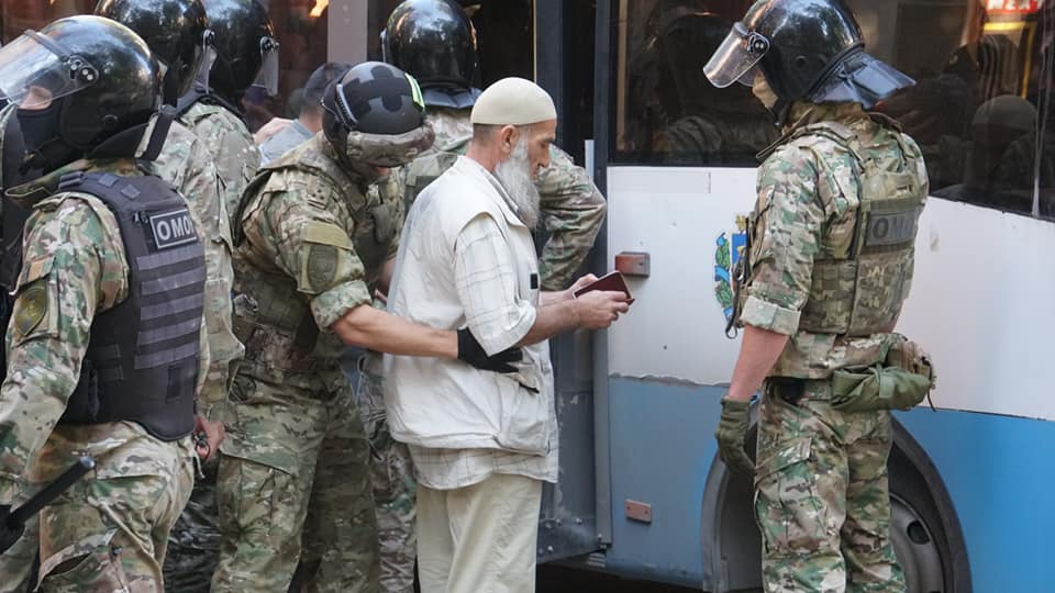 "З мішком на голові". Як Росія мститься за Кримську платформу: ФСБ викрадає кримських татар