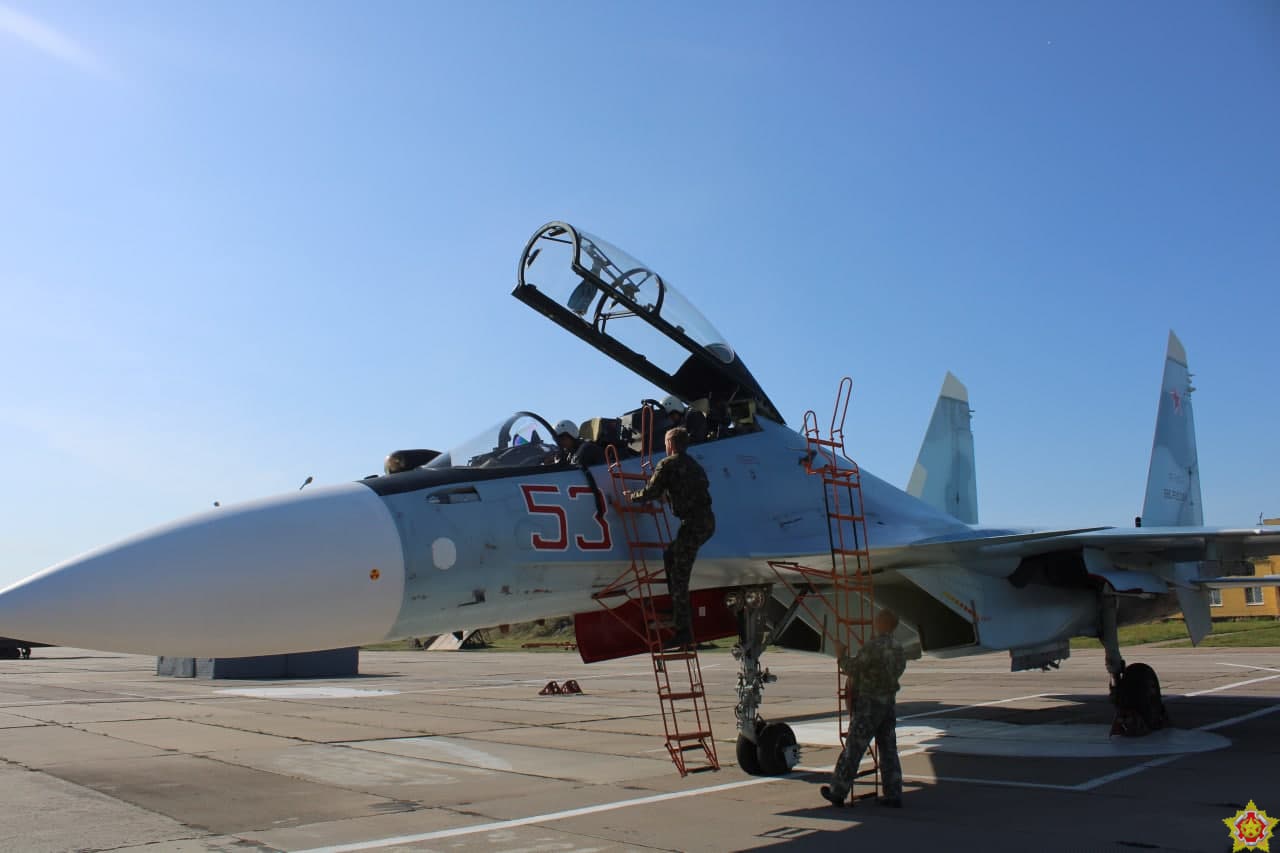 Зустрічали з короваєм. Росія перекинула в Білорусь винищувачі Су-30СМ: фото
