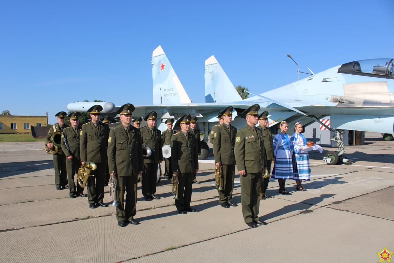 Встречали с караваем. Россия перебросила в Беларусь истребители Су-30СМ: фото