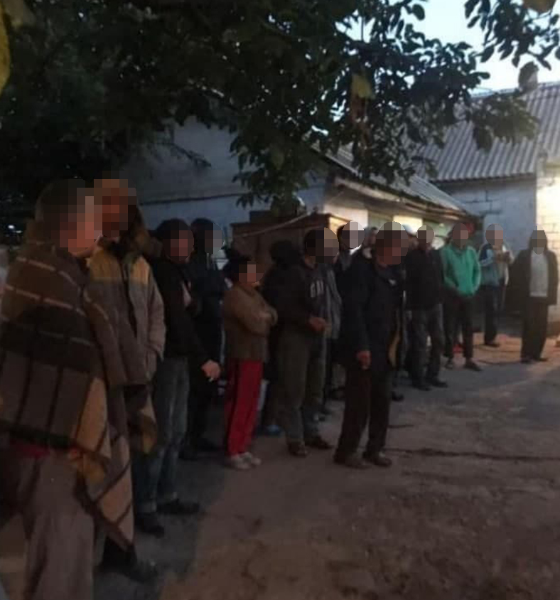 Операція зі звільнення з рабства (фото – ОГП) Київські силовики затримали групу, яка тримала в рабстві 120 осіб – ОГП