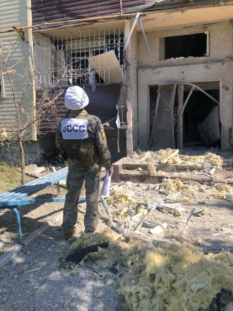 К зиме не починить. Боевики артобстрелом разрушили пятиэтажку в Луганской области: фото