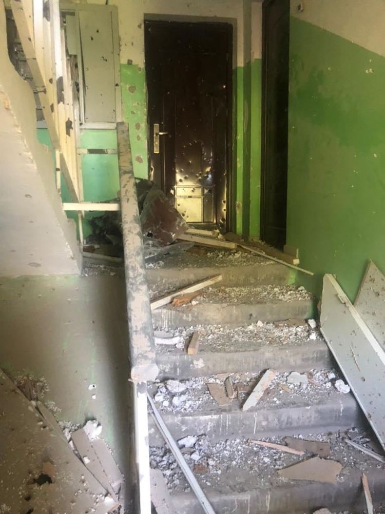 К зиме не починить. Боевики артобстрелом разрушили пятиэтажку в Луганской области: фото