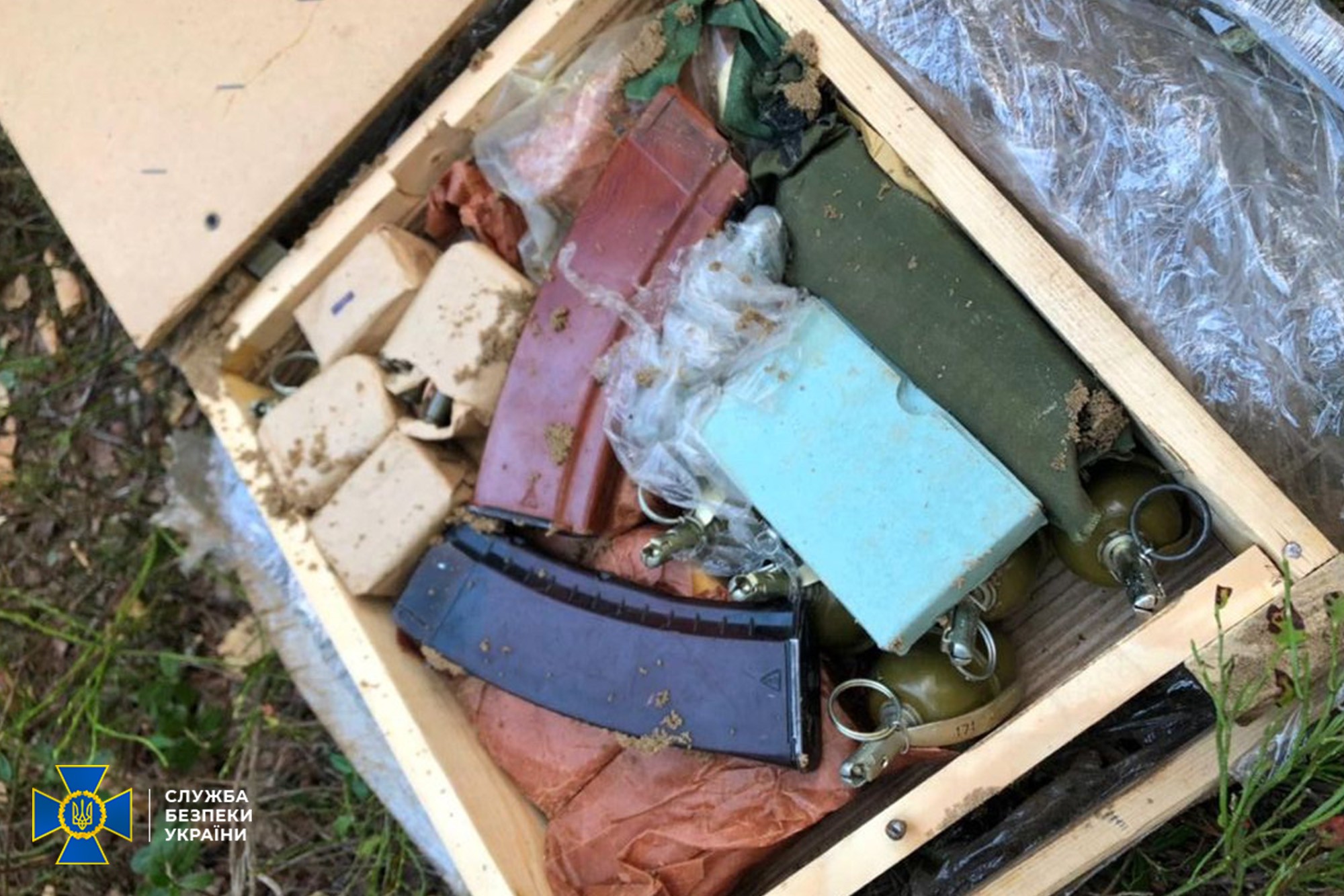 Тайник с оружием и взрывчаткой на границе с Беларусью (фото – СБУ) СБУ нашла тайник с боеприпасами и взрывчаткой на границе с Беларусью – фото, видео