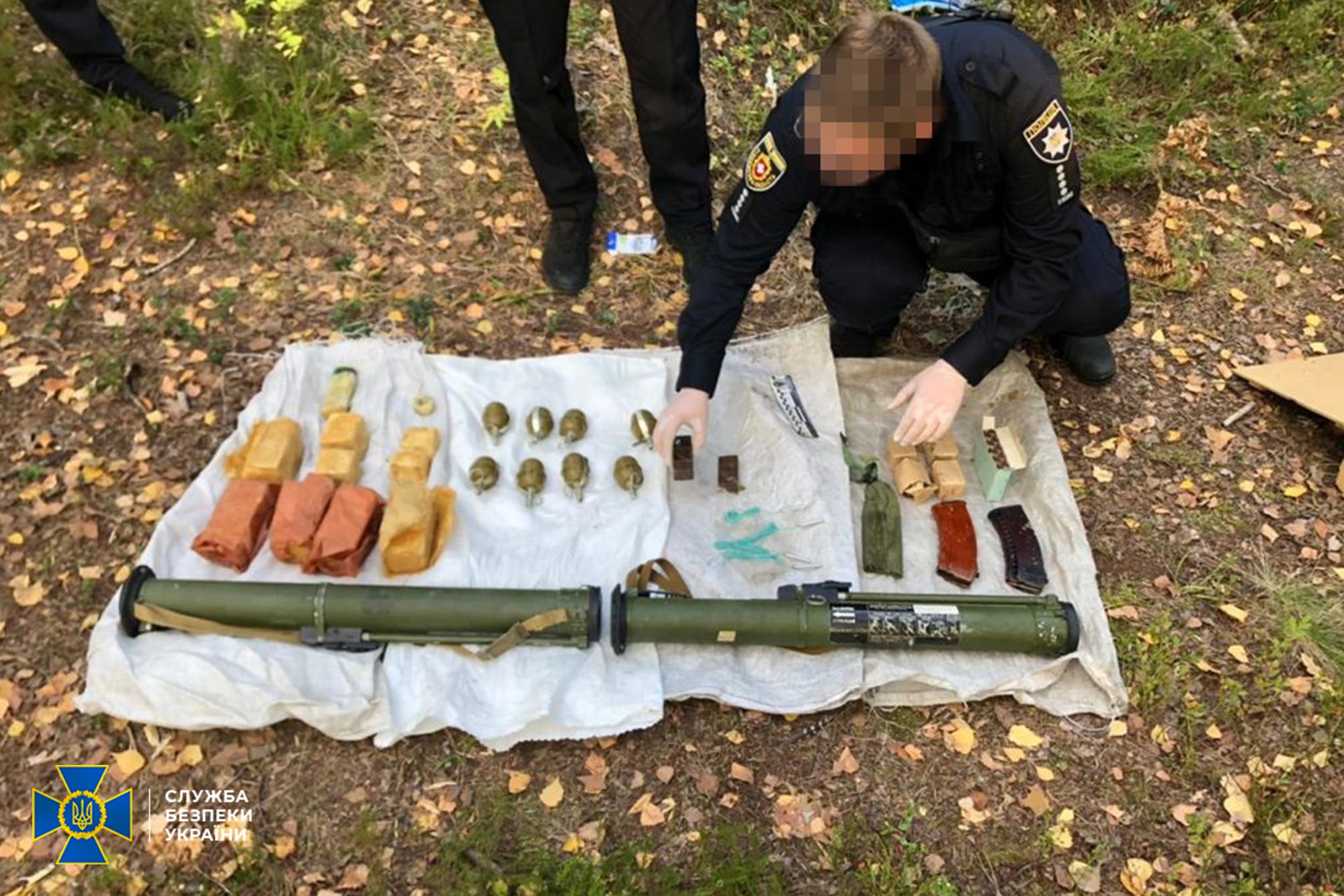 СБУ нашла тайник с боеприпасами и взрывчаткой на границе с Беларусью – фото, видео