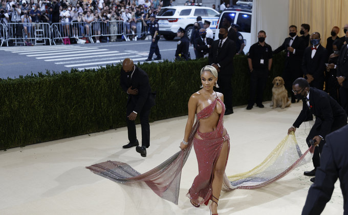 Высший эпатаж и роскошь. Ким Кардашьян как Спайдермен, А$AP в одеяле: фото с модного раута