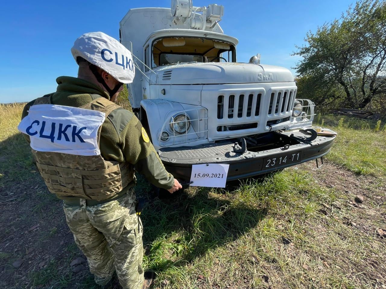 Обстріл поста СЦКК 14 сентября (Фото – штаб ООС) Бойовики запросили тишу і обстріляли автомобіль СЦКК з артилерії і мінометів – фото