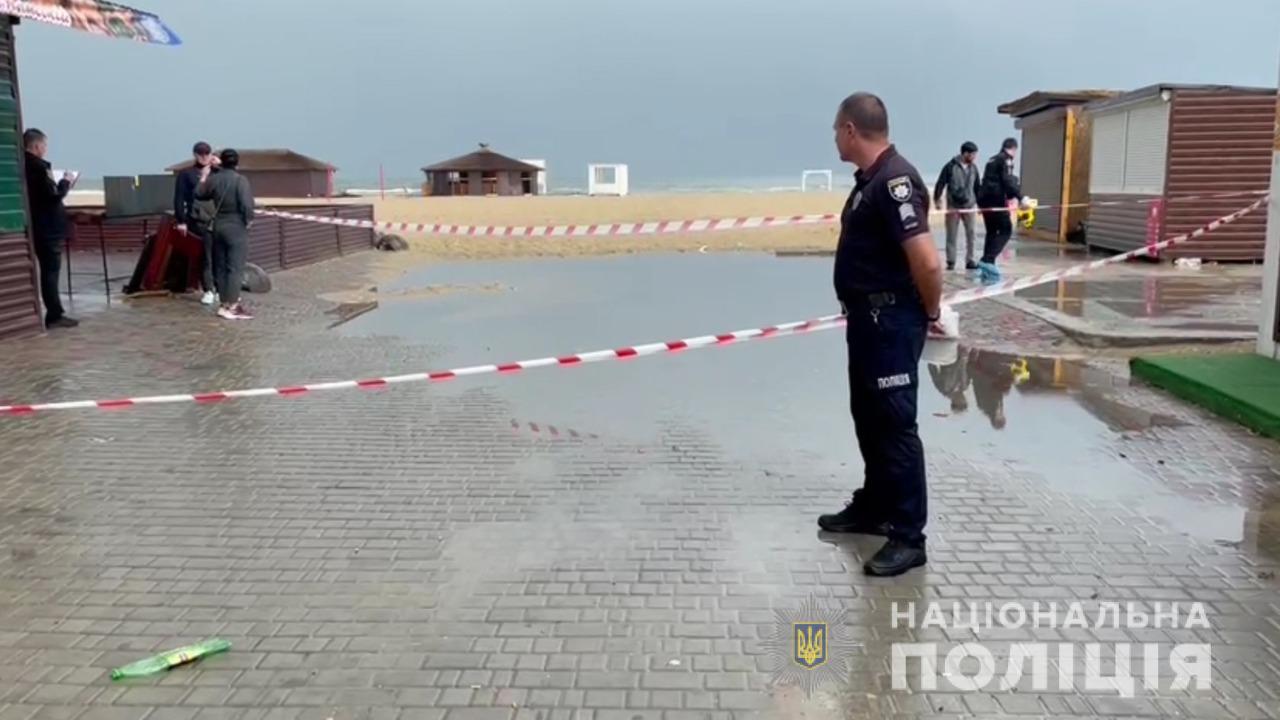 Фото: полиция В баре курортной Затоки застрелили мужчину: фото, видео