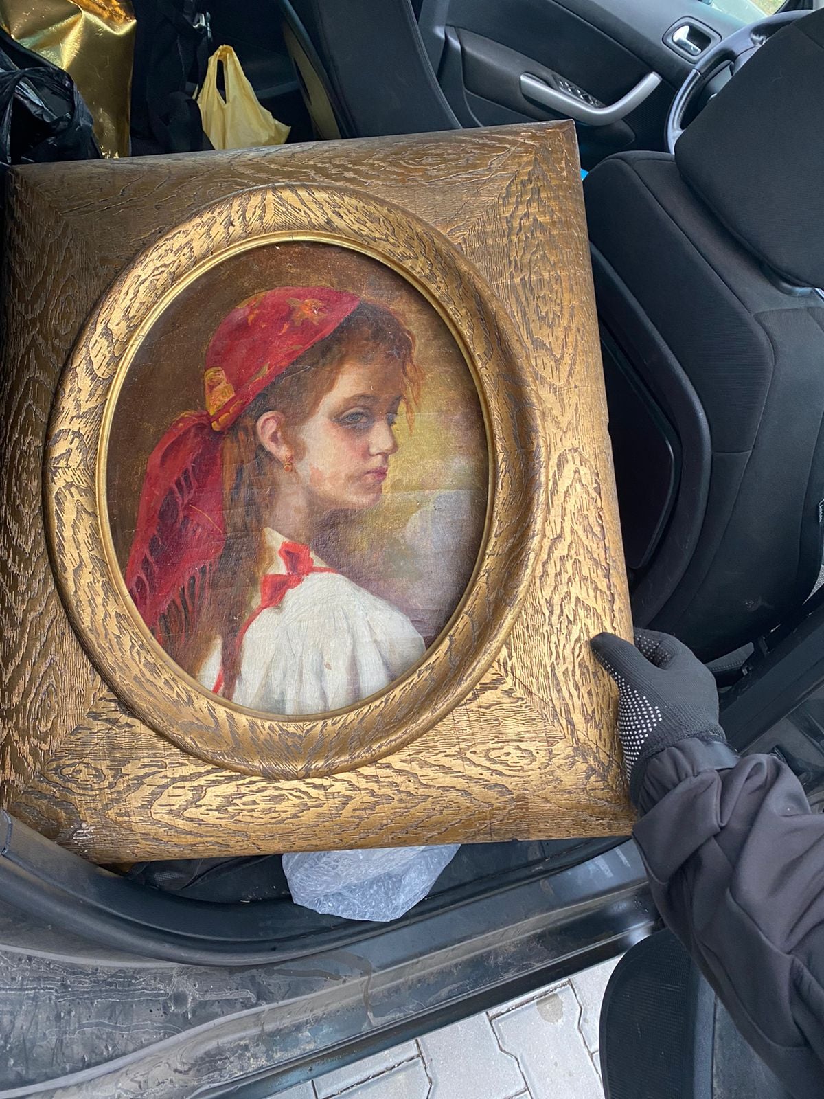Изъятая картина (Фото – пресс-служба ГПСУ) Пограничники задержали австрийца на выезде из Украины: Прихватил с собой антиквариат
